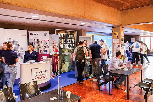 Verschiedene Messestände im Gebäude 22.01 Ebene U1