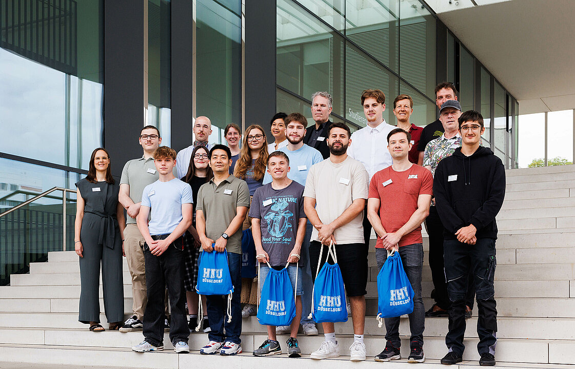 Mehrere Menschen stehen auf der Treppe des SSC