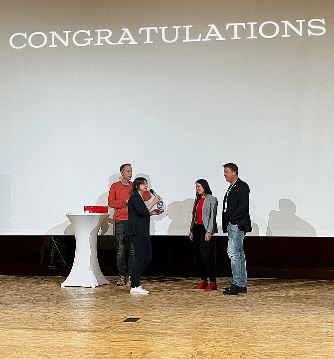 Vier Menschen auf einer Bühne