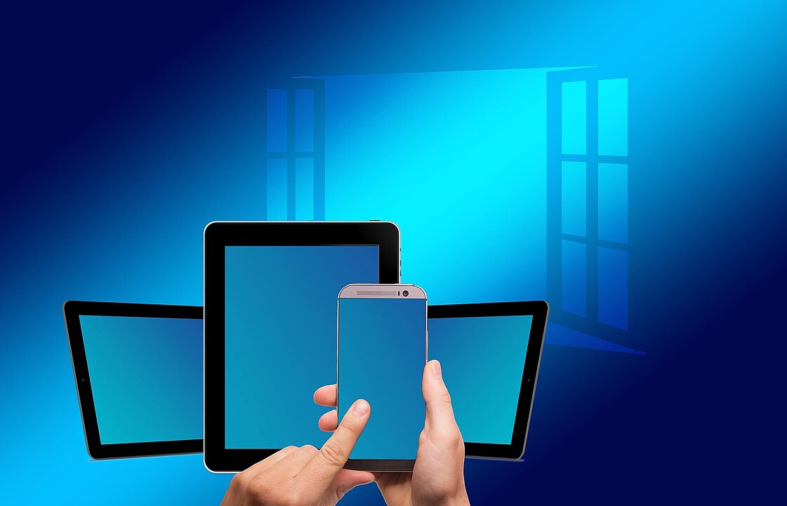 Stilisierte Hände halten ein Smartphone, ein Tablet und weitere Geräte