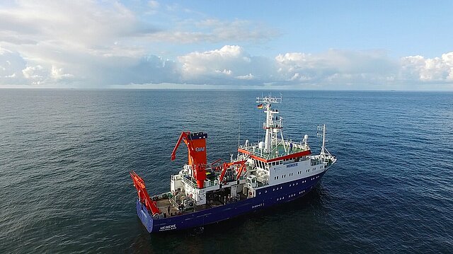 Luftbild des Schiffs FS Heincke in der Nordsee.