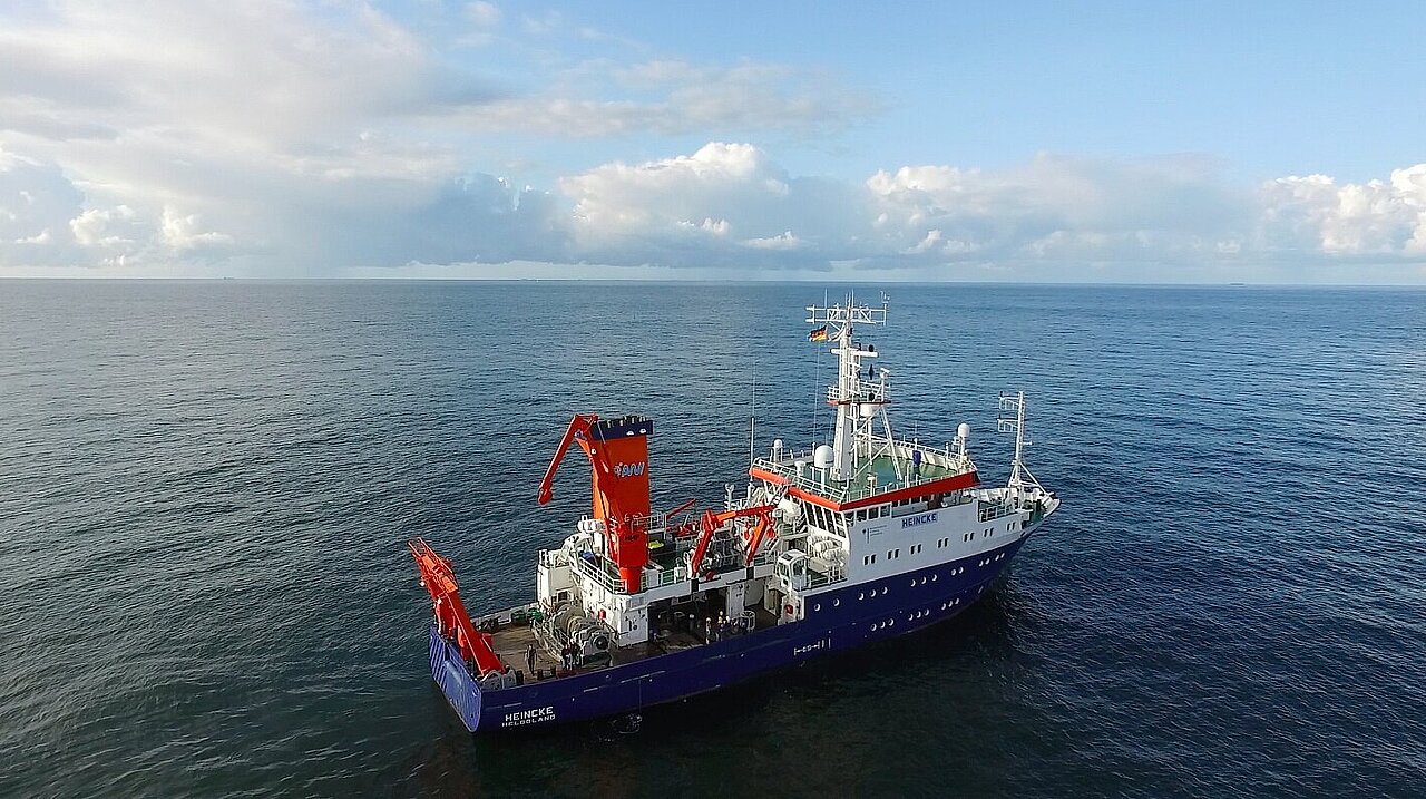 Luftbild des Schiffs FS Heincke in der Nordsee.