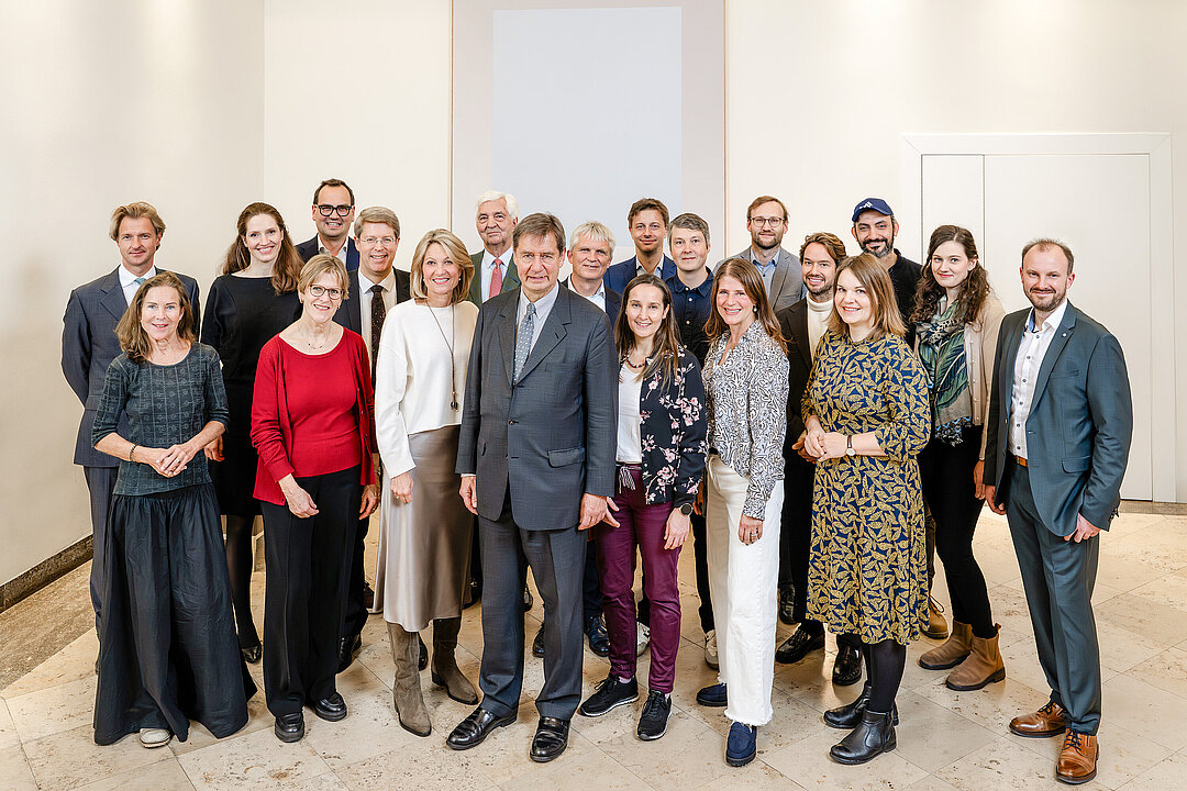 Gruppenbild mit Mitgliedern des HHU-Rektorats, neuberufener Professorinnen und Professoren sowie Mitgliedern des Industrie-Club Düsseldorf.