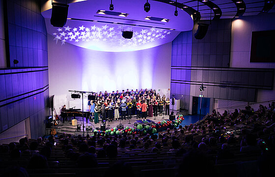 Foto eines Auftritts des Medichors im Hörsaal 3A.