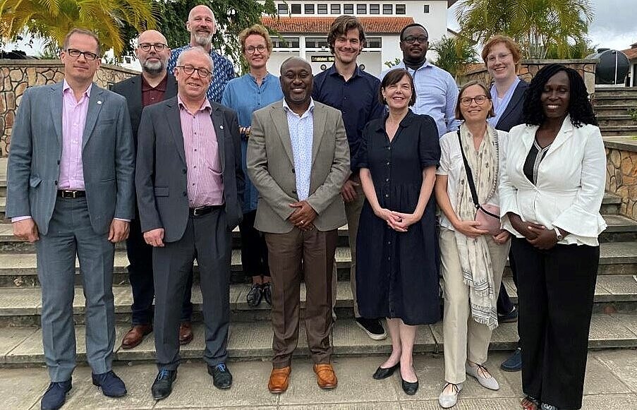 Mehrere Personen vor einem Gebäude