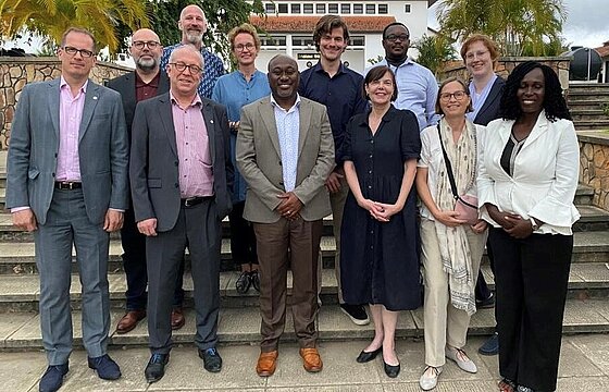 Mehrere Personen vor einem Gebäude