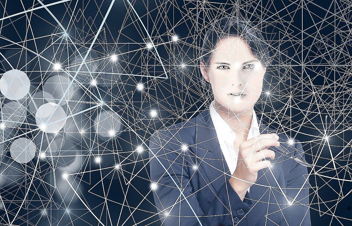 Person vor vernetzten Strukturen