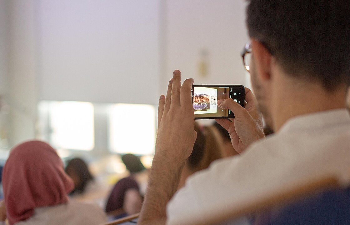 Person mit Smartphone