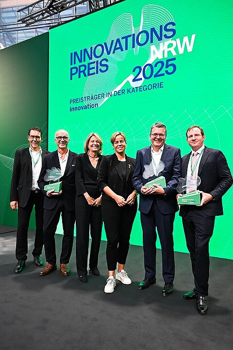 Gruppe von sechs stehenden Personen.