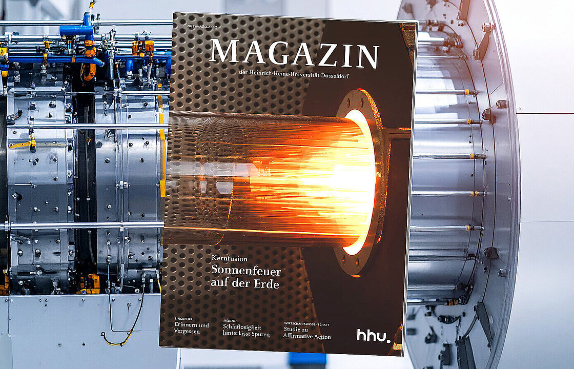 Montage: Das Cover des neuen HHU-Magazins schwebt auf einem KI-generierten Bild eines Kernfusionreaktors. Das Cover zeigt eine leuchtende und röhrenförmige Apparatur. Darauf steht: Magazin der Heinrich-Heine-Universität Düsseldorf. Kernfusion Sonnenfeuer auf der Erde MEDIZIN Schlaflosigkeit hinterlässt Spuren LINGUISTIK Erinnern und Vergessen WIRTSCHAFTSWISSENSCHAFT Studie zu Affirmative Action