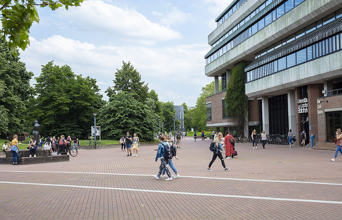 Der leicht belebte Platz vor der ULB.
