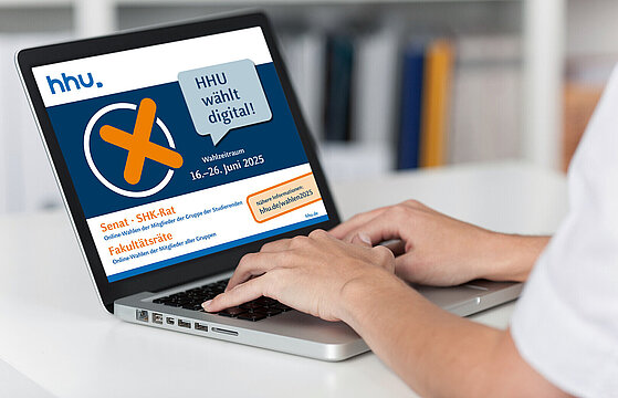 Ein Laptop mit dem Schriftzug "Gremienwahlen 2025" und zwei Hände, die die Tastatur berühren.