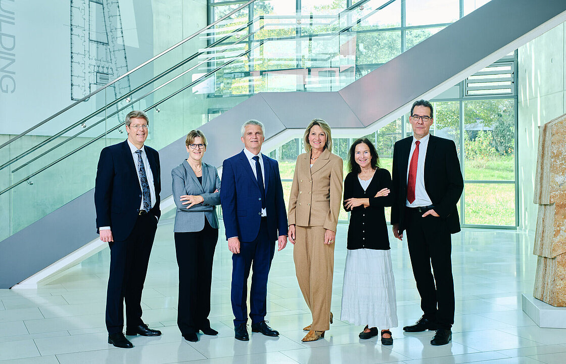 Rektorat der Heinrich-Heine-Universität: sechs Personen vor einer hellen Treppe