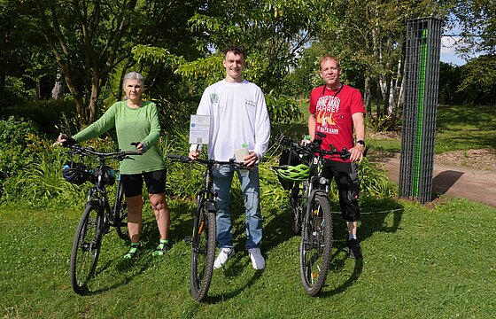 Drei Menschen mit Fahrrädern