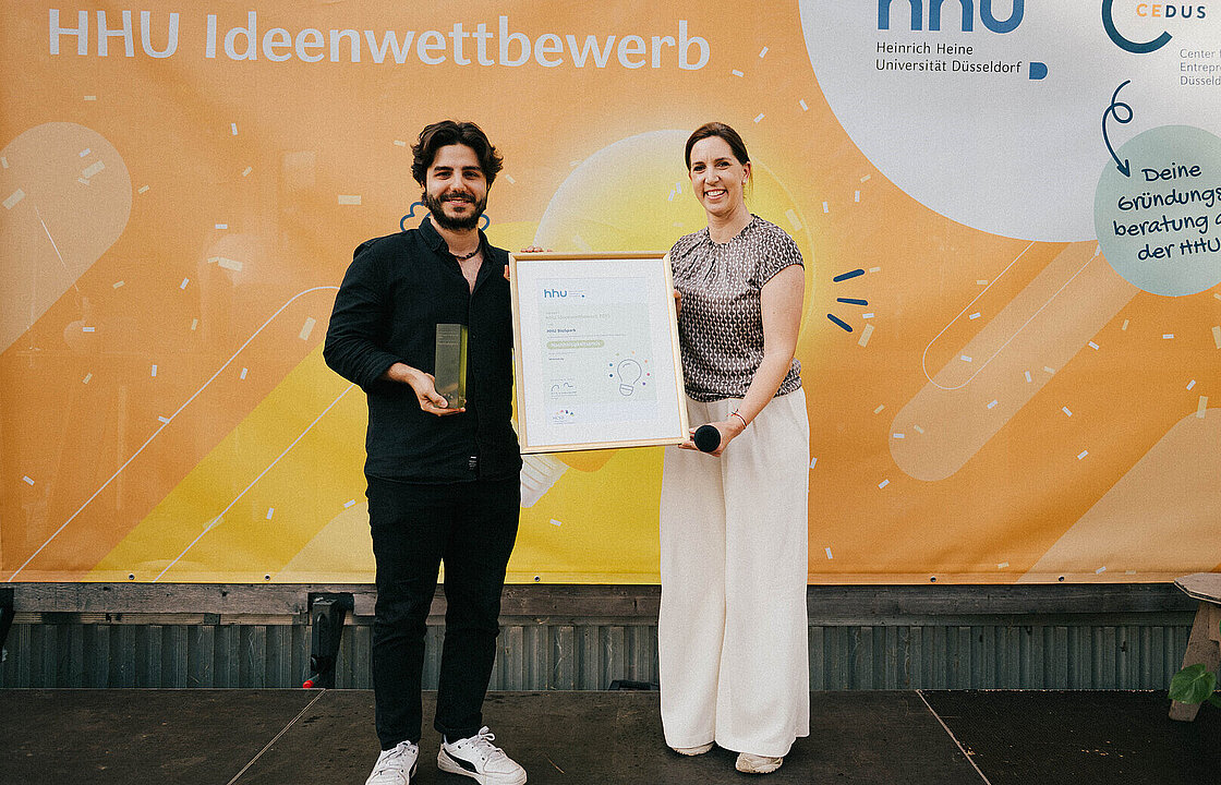 Mehmet Ay, winner of the HCSD Special Award for Sustainability, with Claudia Bethke (HCSD).