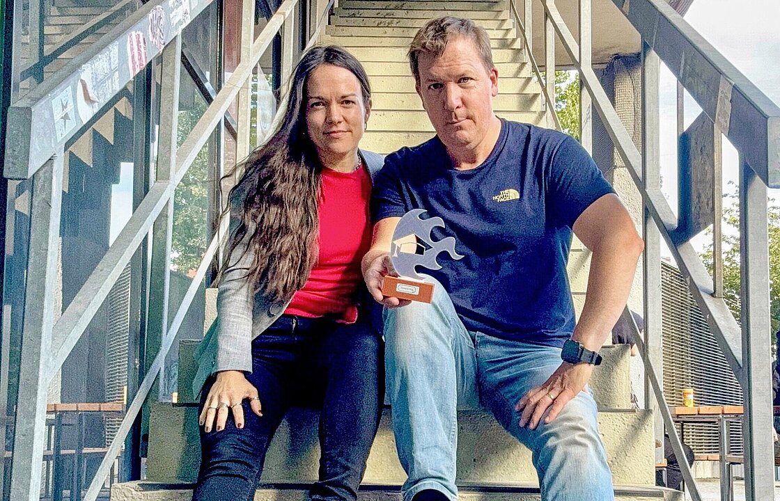 Amrei Bahr und Achim Zolke sitzen auf einer Treppe