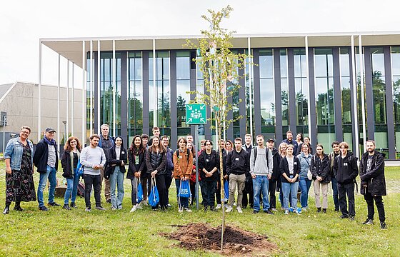 mehrere Menschen stehen auf einer Wiese