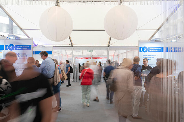 Innenaufnahme Aktionszelt zur Nacht der Wissenschaft