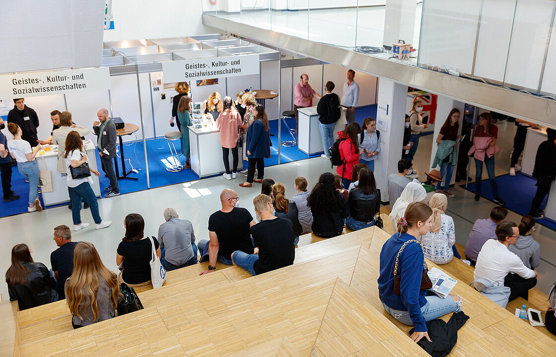 Blick von oben ins Hörsaalfoyer von Gebäude 23.01