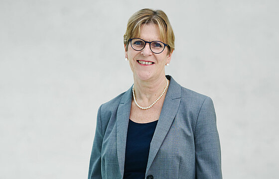 Eine Person steht vor einer Wand