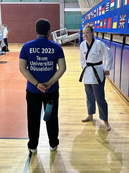 Zwei Personen im Gespräch