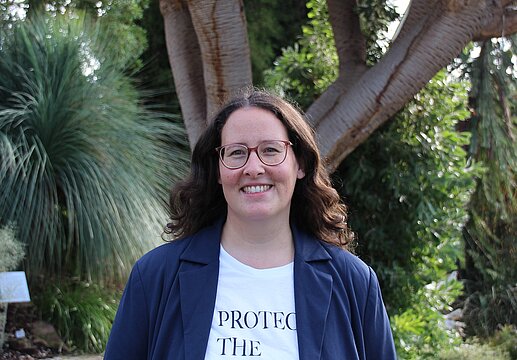 Portraitfoto von Prof. Lena Daumann im Kuppelgewächshaus des Botanischen Gartens der HHU.