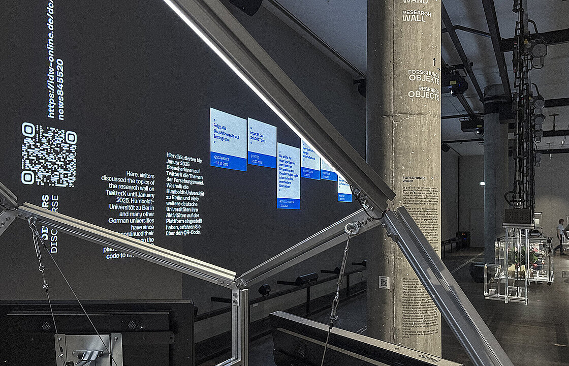 Ausstellungswand mit Projektion und Text