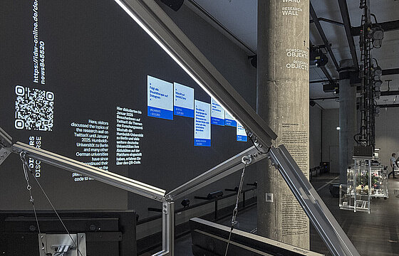 Ausstellungswand mit Projektion und Text