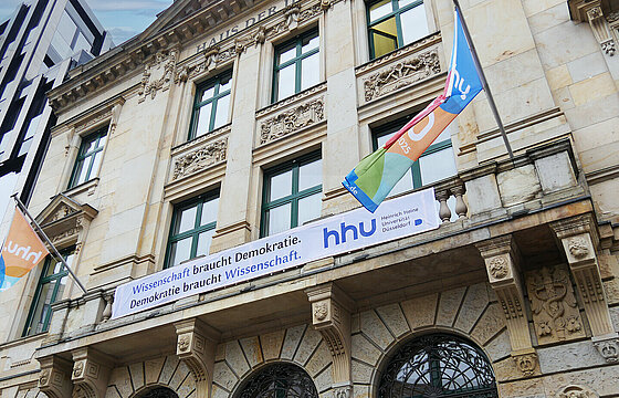 Ein Banner am Haus der Universität: "Wissenschaft braucht Demokratie. Demokratie braucht Wissenschaft."