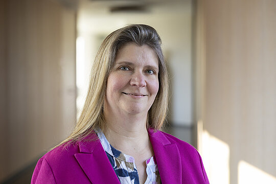 Portraitfoto mit Flur in der Unschärfe im Hintergrund