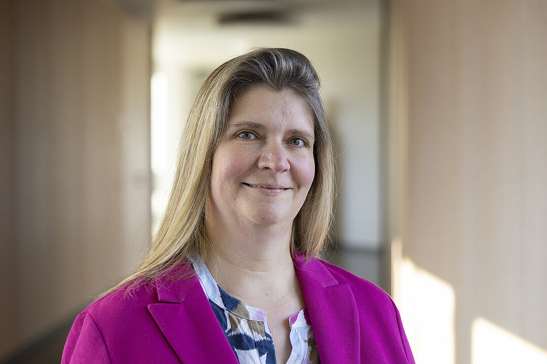 Portraitfoto mit Flur in der Unschärfe im Hintergrund