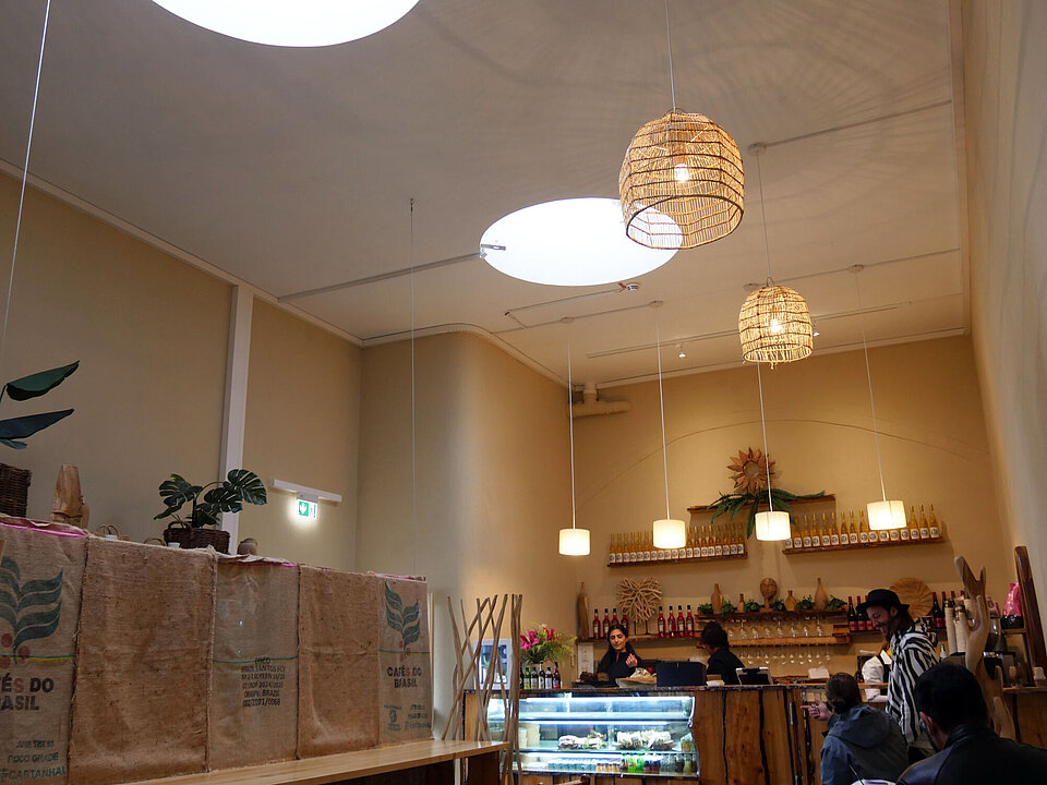 Blick in einen cremefarbenen Raum mit Kaffeetheke