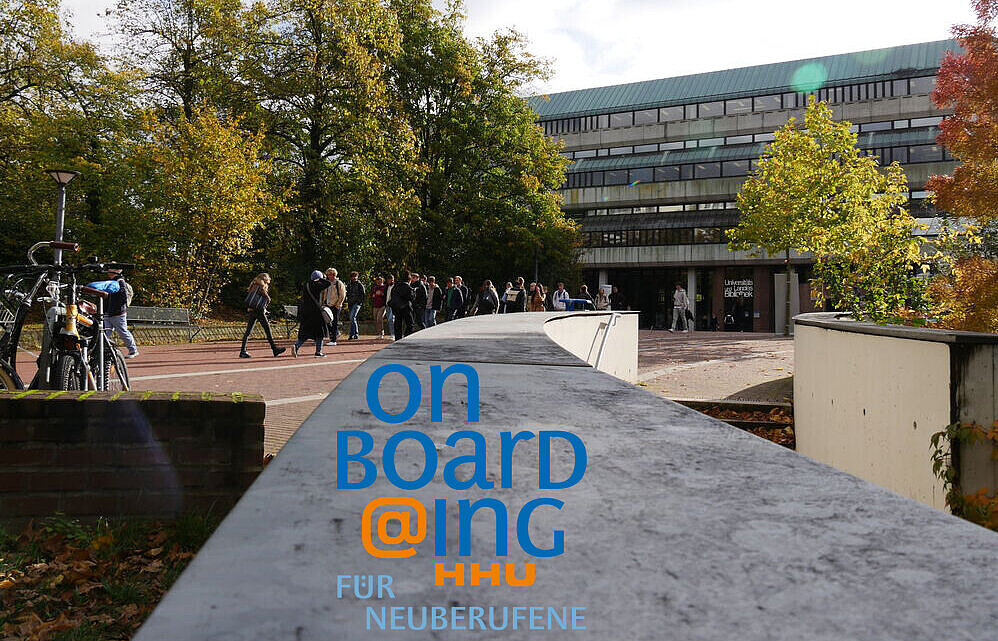 Blick auf die Bibliothek - im Vordergrund der Schriftzug Onbo@rdingHHU