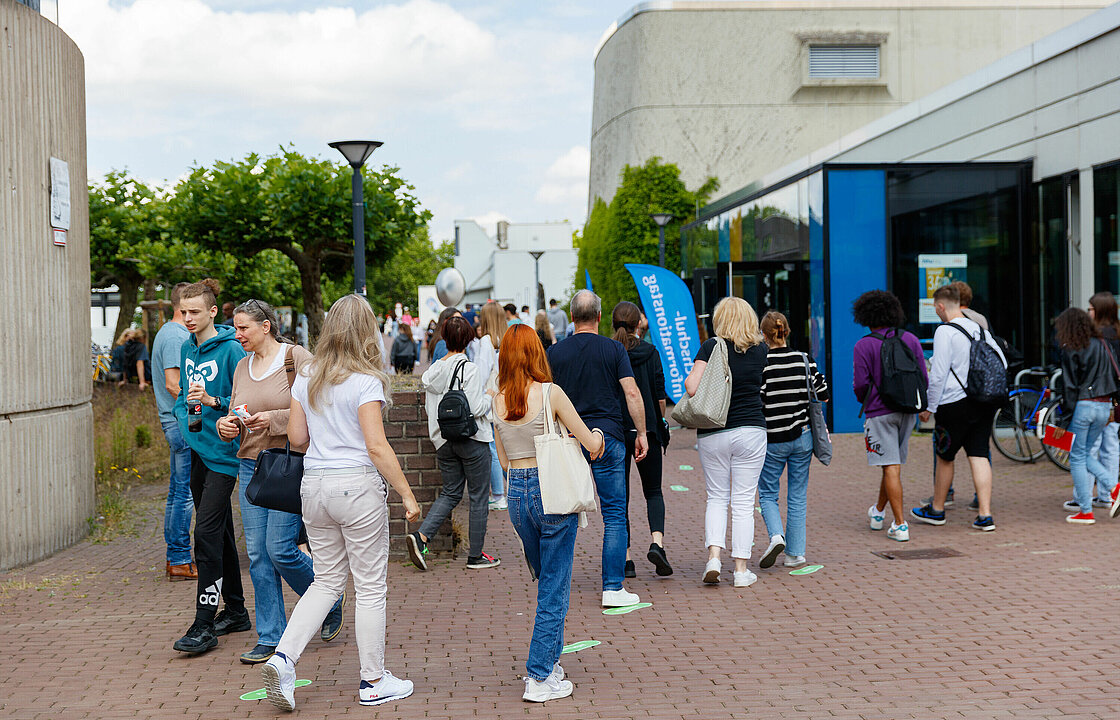 personen auf der Magistrale bei einer Campusführung