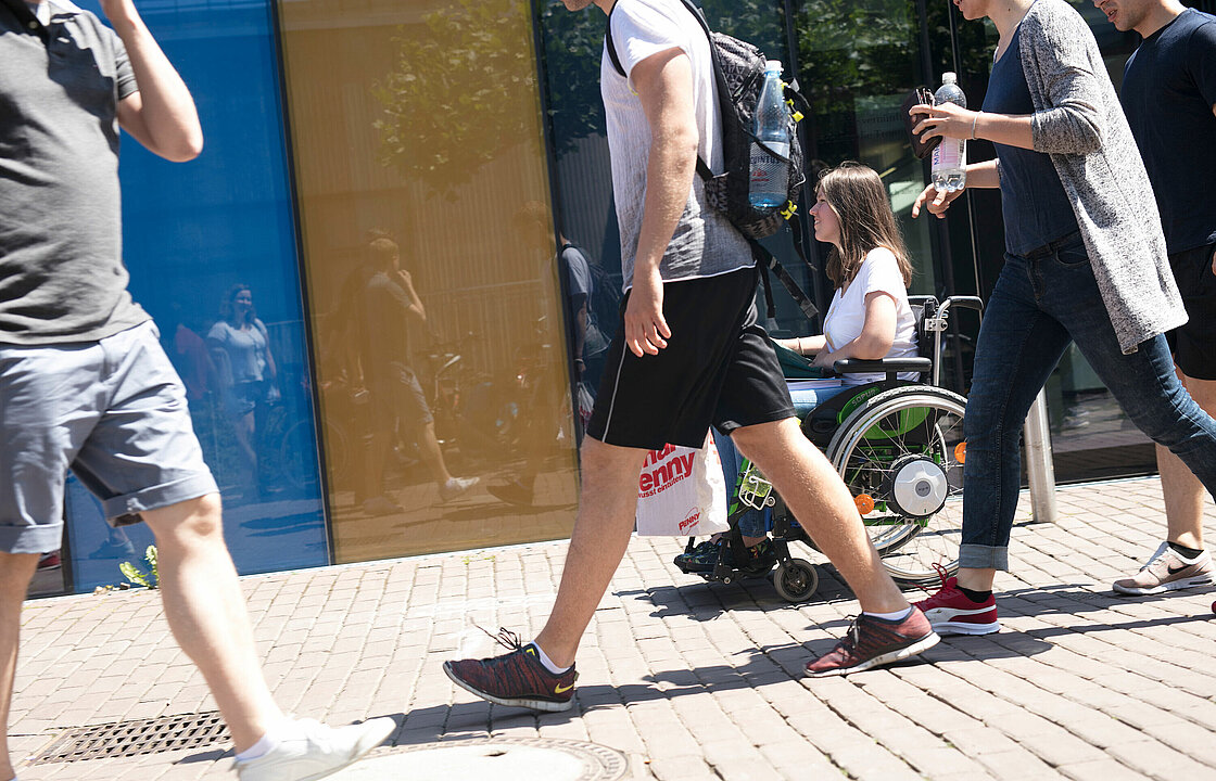 Menschen und ein Rollstuhl