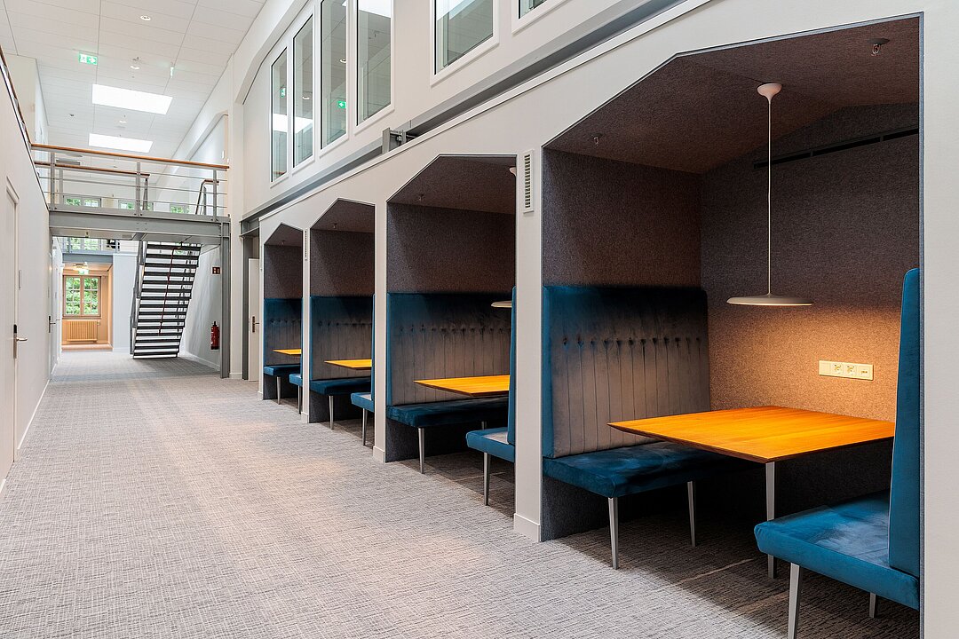 Innenraum des ZDM mit Wabenförmigen Telefonboxen