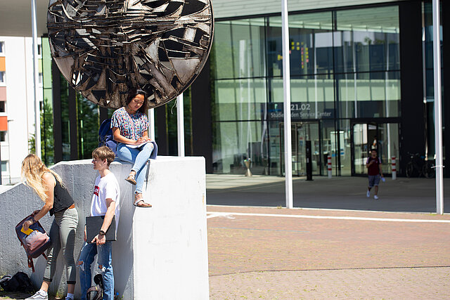 Studierende vor dem SSC