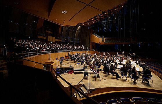 Konzertansicht in der Tonhalle mit Orchester und Chor
