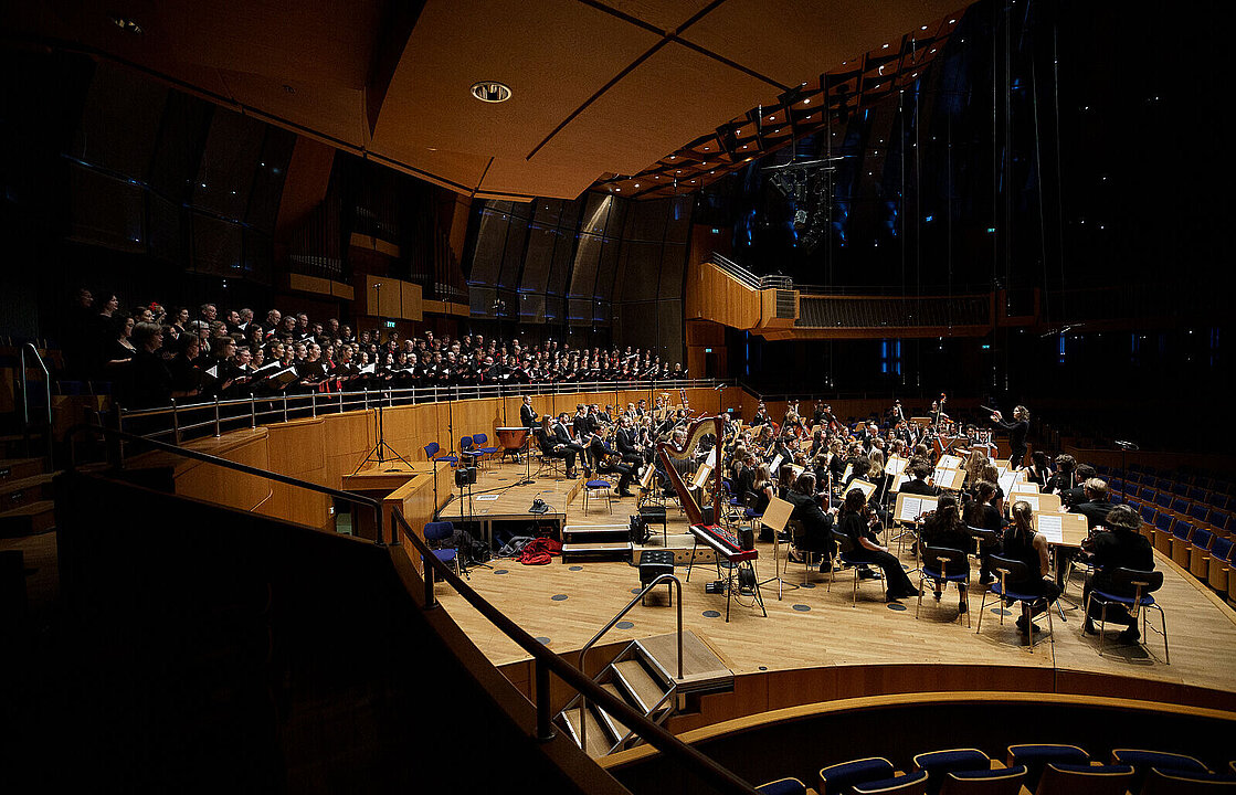 Konzertansicht in der Tonhalle mit Orchester und Chor