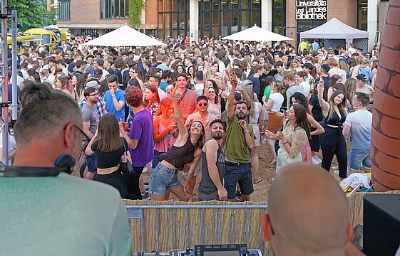 Tanzende Menge und DJs