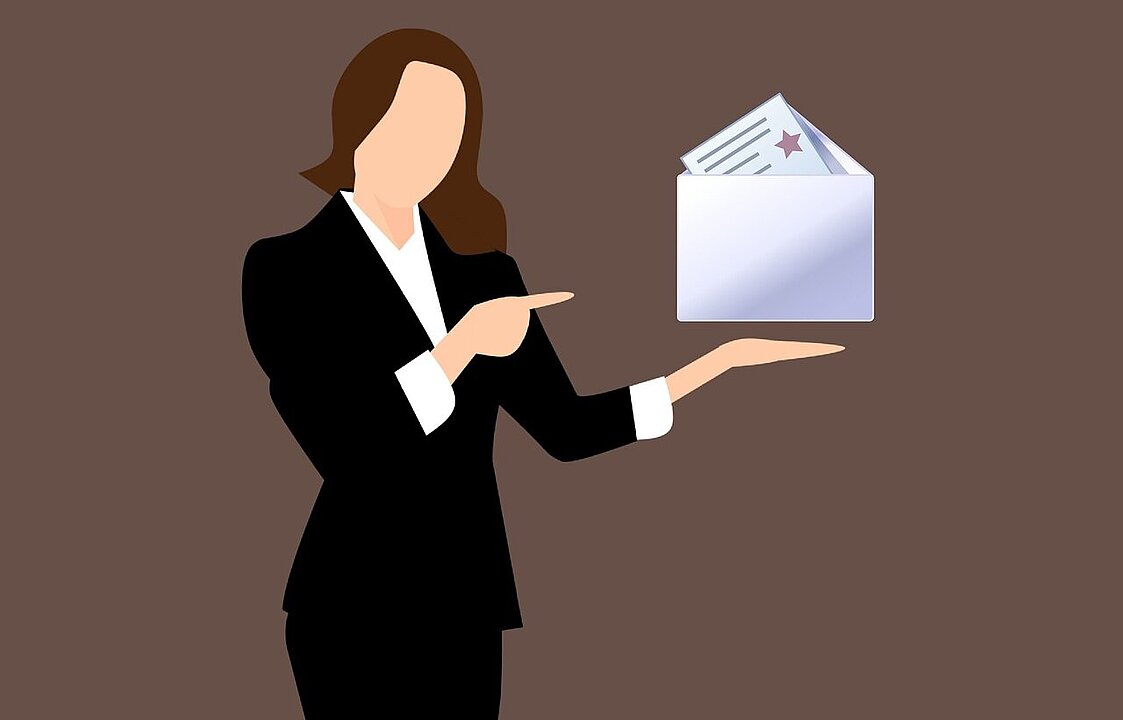 Stilisierte Person hält einen Briefumschlag in der Hand