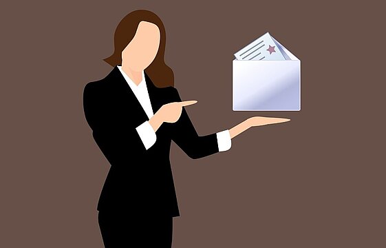 Stilisierte Person hält einen Briefumschlag in der Hand