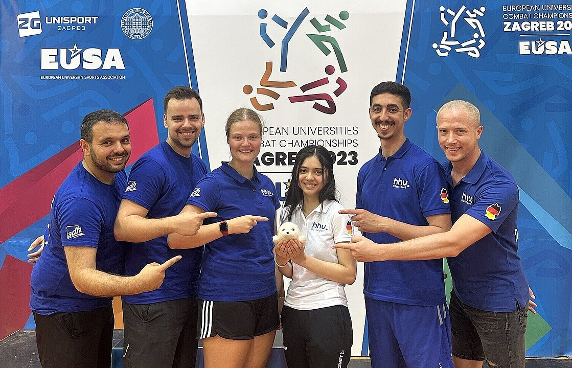 Sechs Menschen in Sporthalle