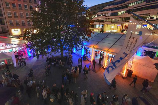 Blick auf das Aktionszelt der Nacht der Wissenschaft aus dem Haus der Universität auf den Schadowplatz