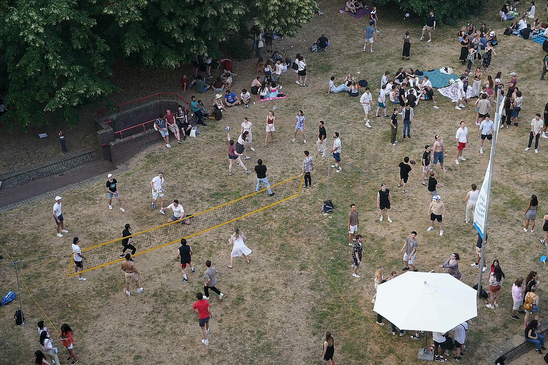 Blick von oben auf die Campuswiese