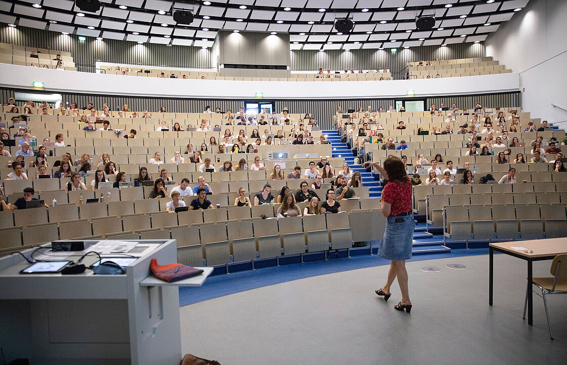 Blick vom Podium auf einen vollbesetzten Hörsaal