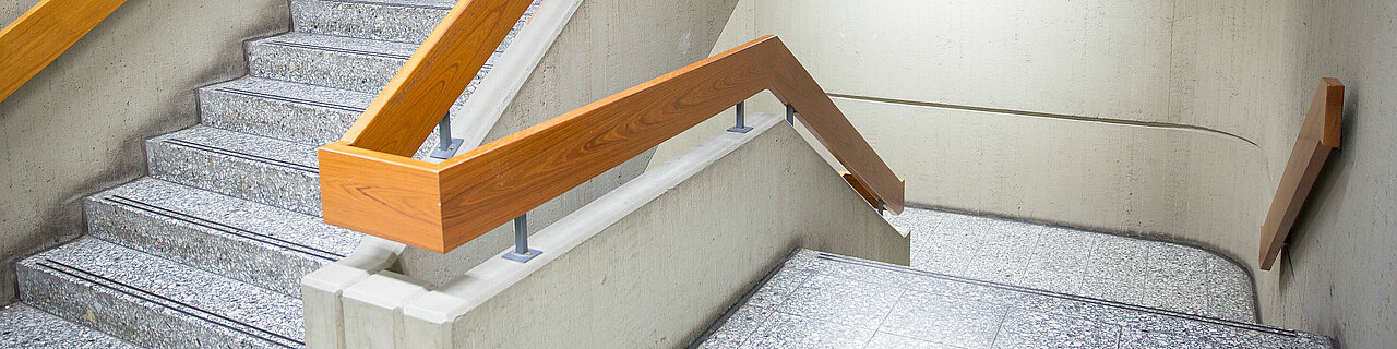 Ein Treppenhaus in der HHU.