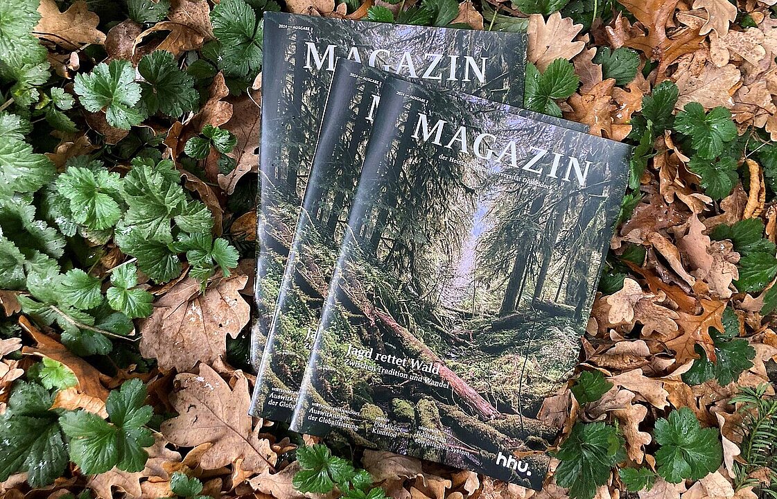 Drei Magazine der HHU ausgebreitet im Laub