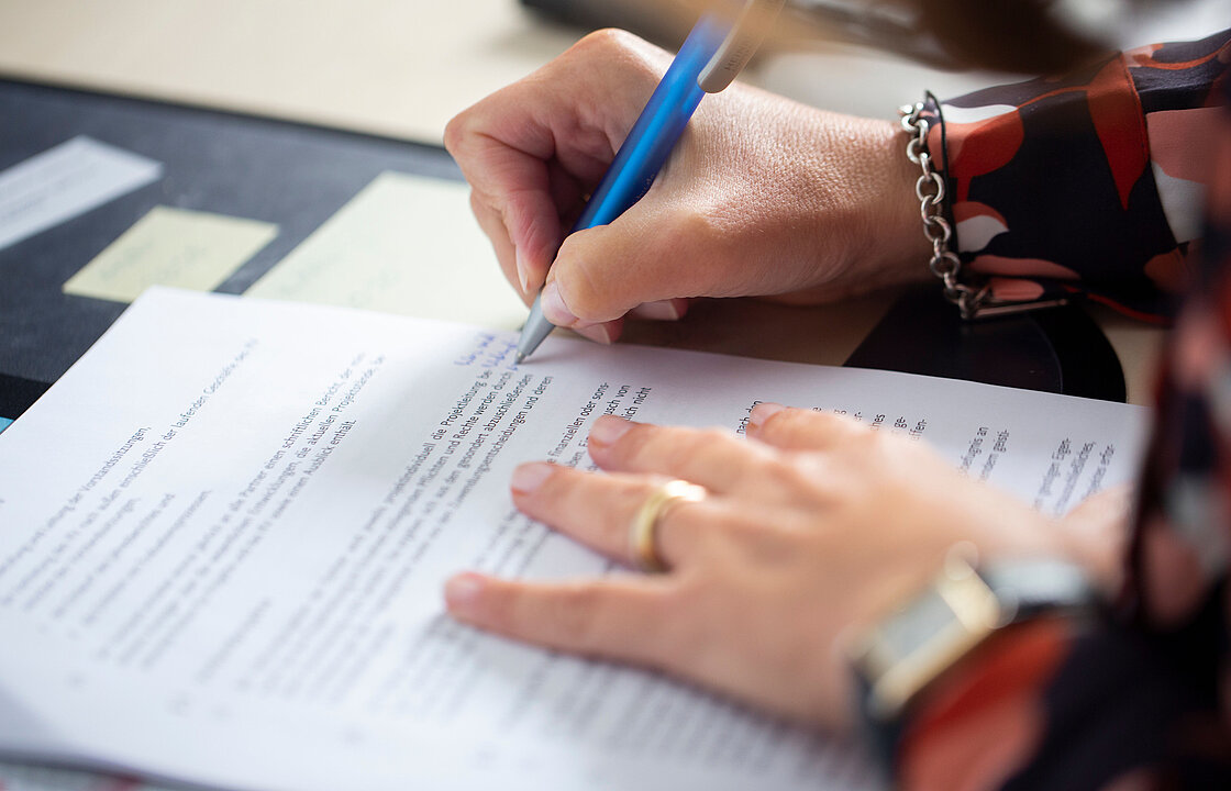 Hand mit Kugelschreiber