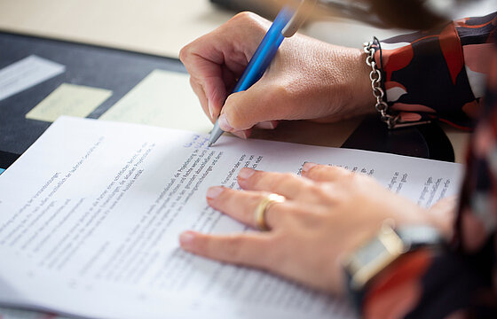Hand mit Kugelschreiber